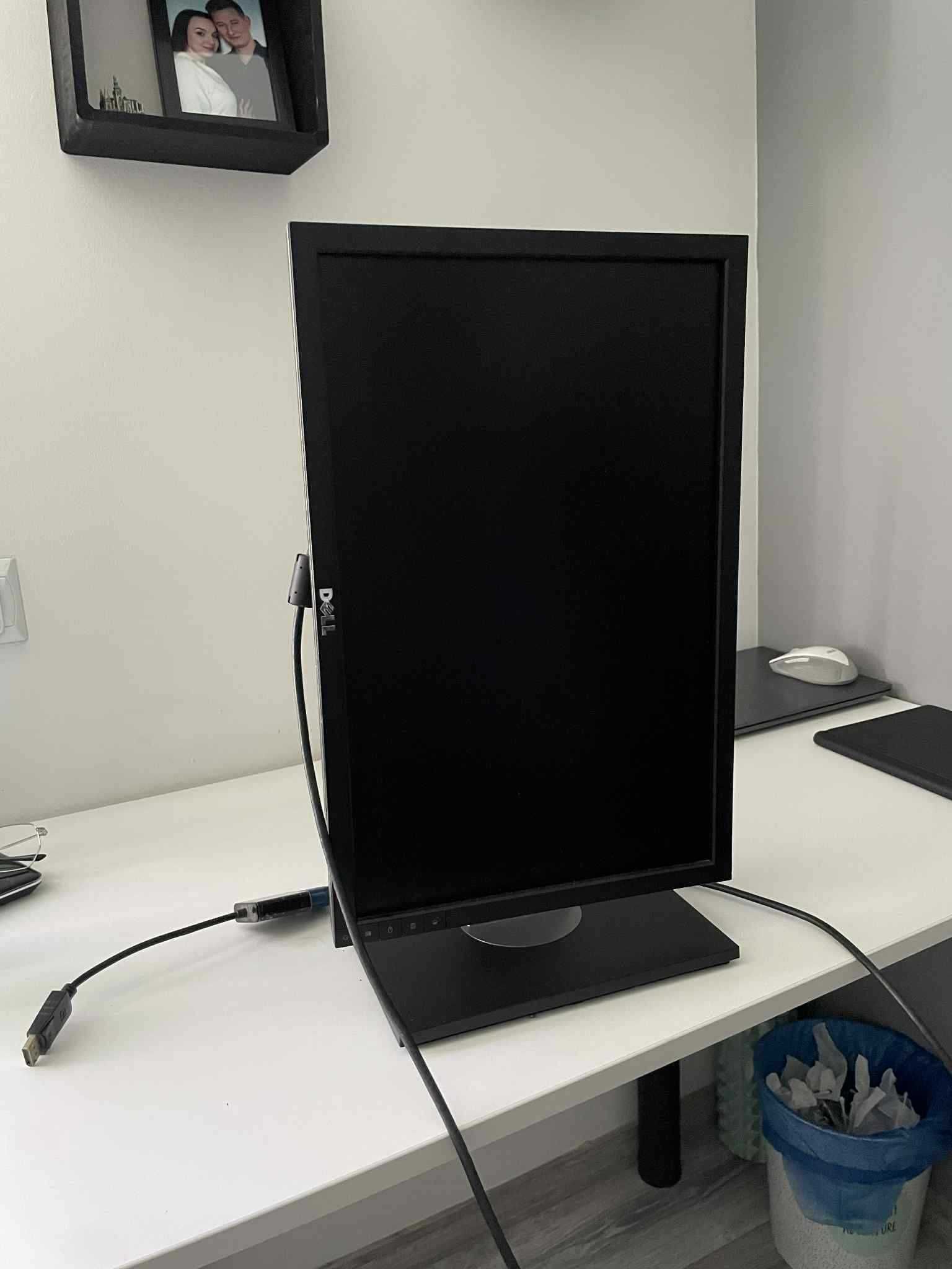 Monitor Dell z przejściówką na Displayport
