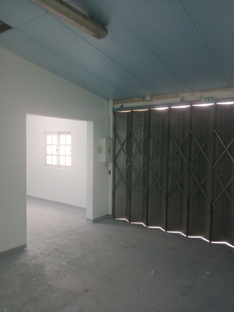 Fabuloso Armazém em cabanas de Palmela com 500 m2 junto à  coca cola
