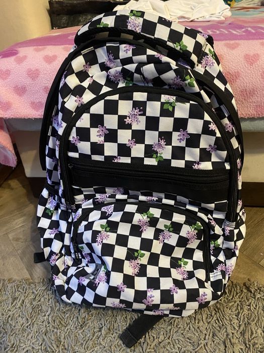 Czarny plecak z kwiatkami