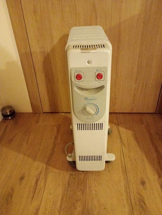 Grzejnik elektryczny olejowy 6 żeberek Whirlpool AKG 922