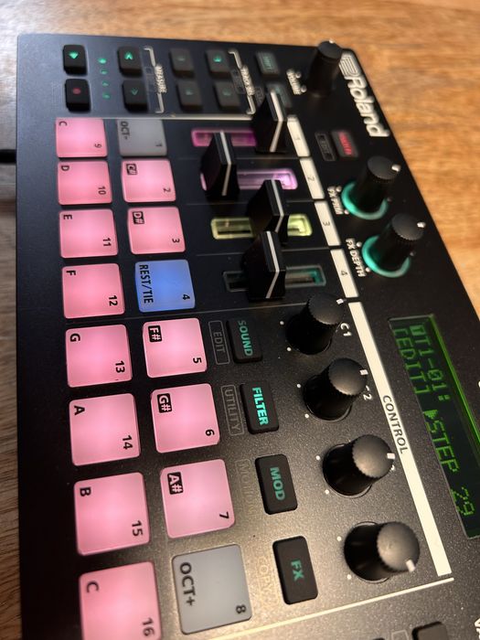 Syntezator / groovebox Roland MC101, stan perfekcyjny, na gwarancji!