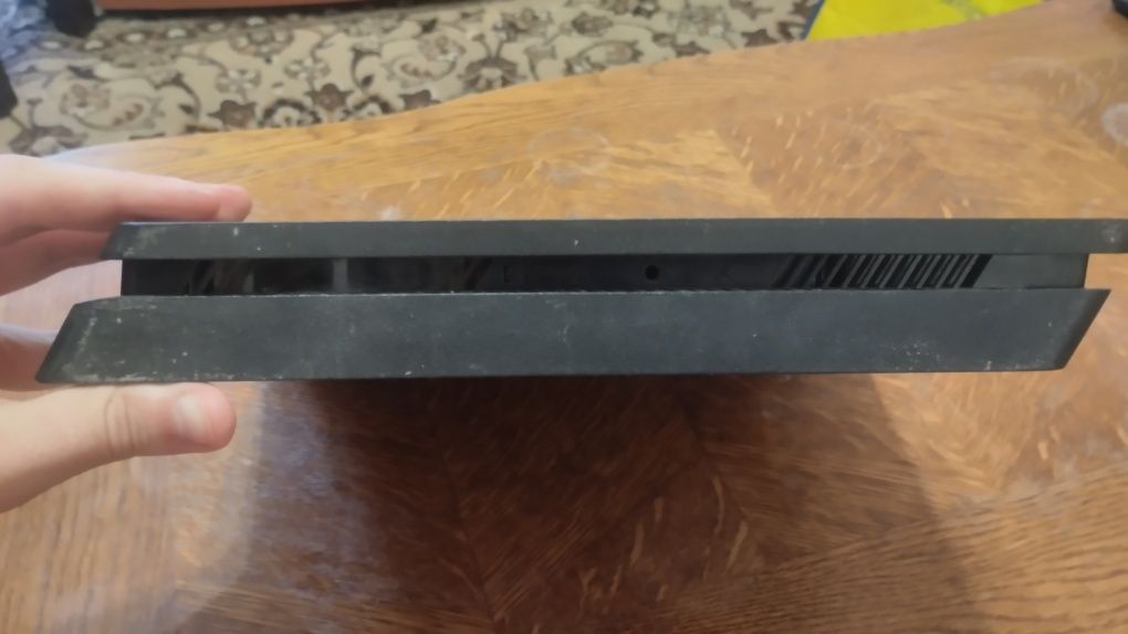 PS4 Slim 1TB + 3 гри