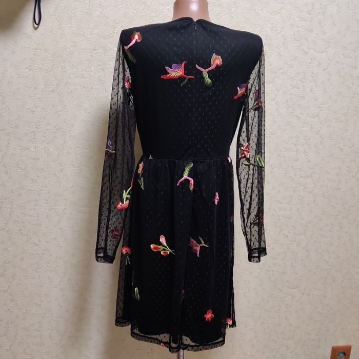 Красива сукня з вишитими квітами