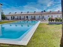 Moradia T2 Geminada, com piscina comum, jardim e box para 2 carros.