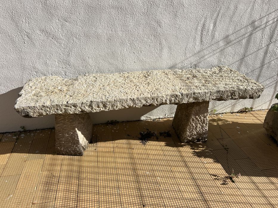 Bancos e vasos de pedra calcário
