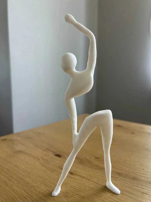 Minimalistyczna figurka w trakcie jogi – harmonia w każdym detalu