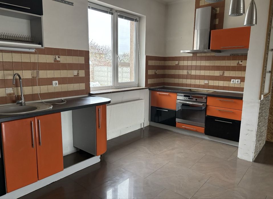 Продаж будинку з ремонтом. В престижному районі міста.
