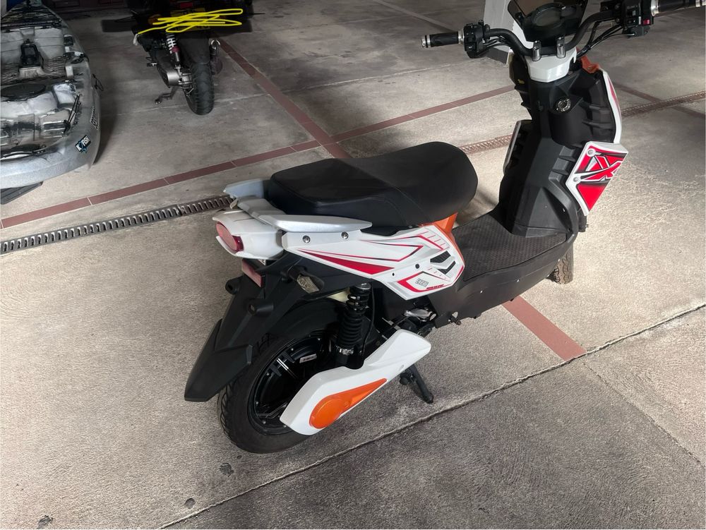 Scooter eletrica com baterias avariadas