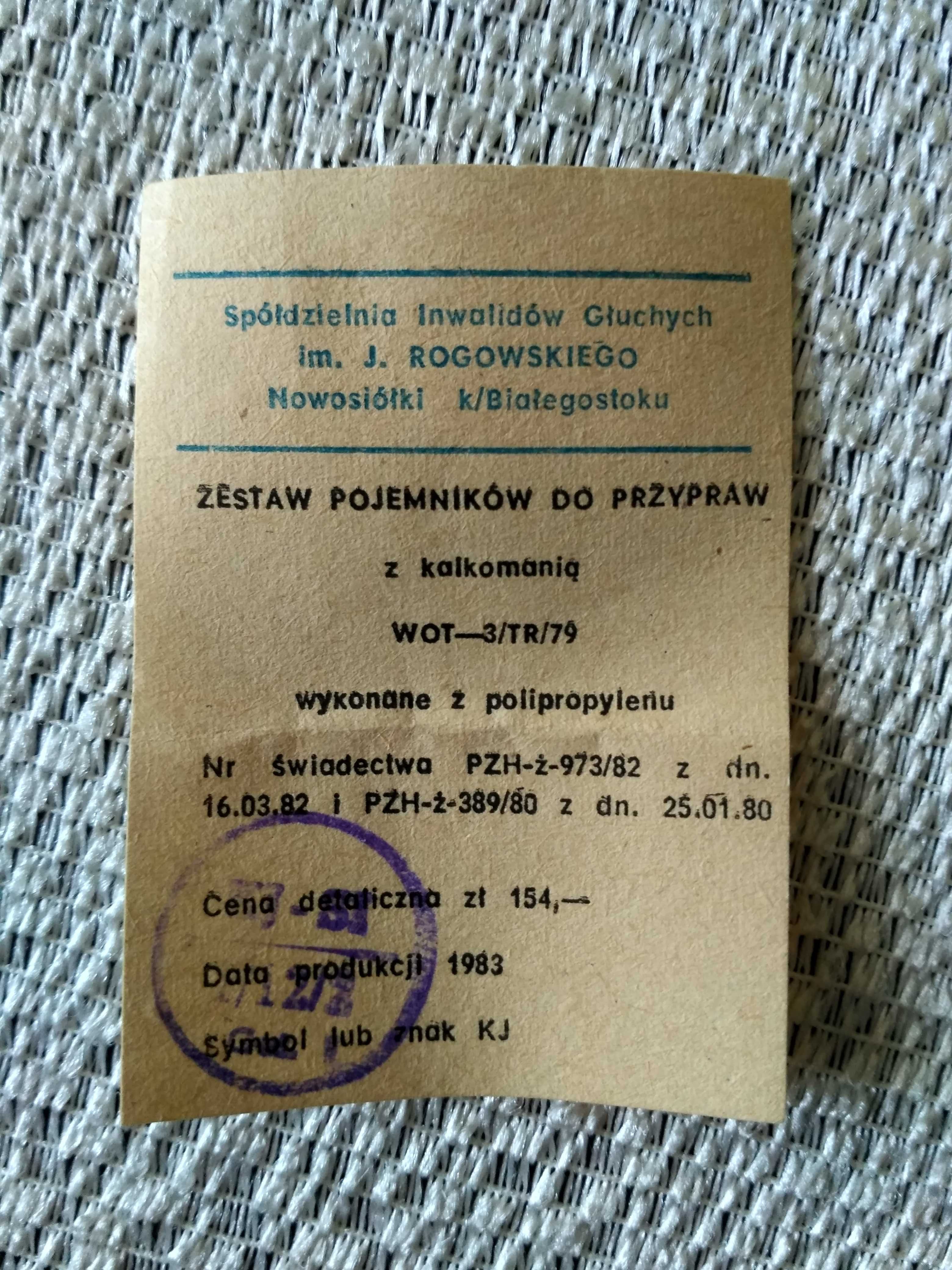 Komplet pojemników na przyprawy z czasów PRL-u.