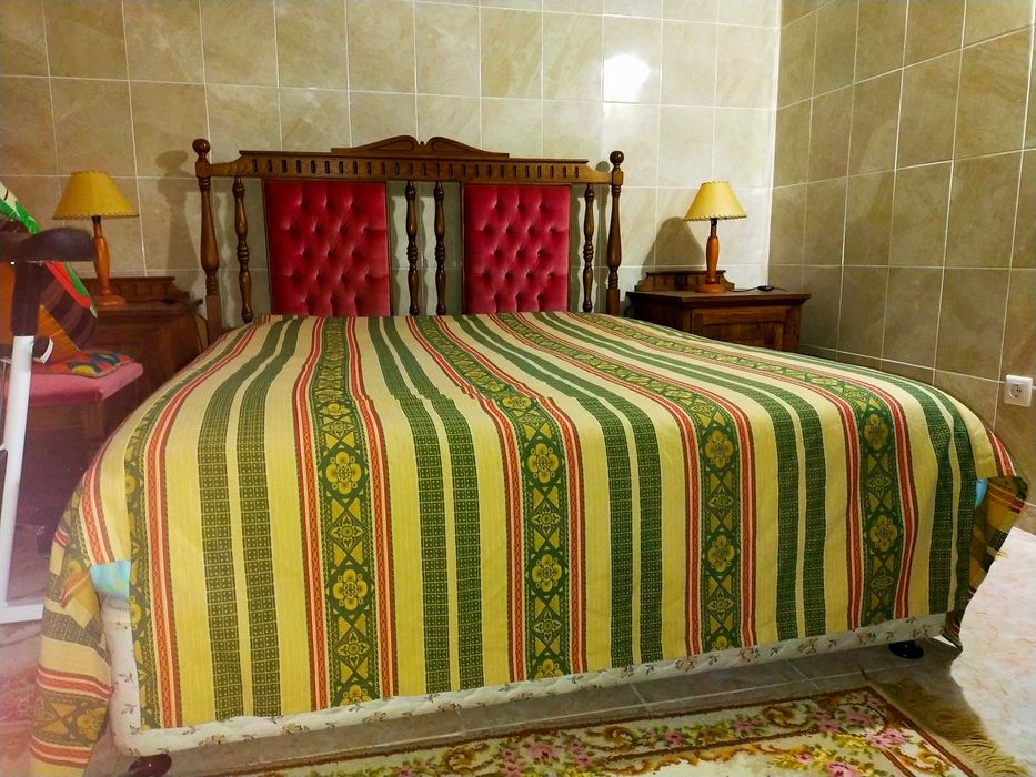 Cama madeira maciça, com cabeceira estofada em capitonê vermelho