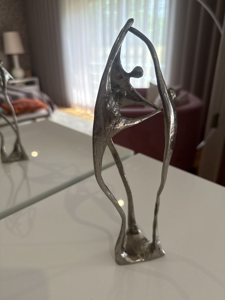 Estatueta em metal assinada pelo autor