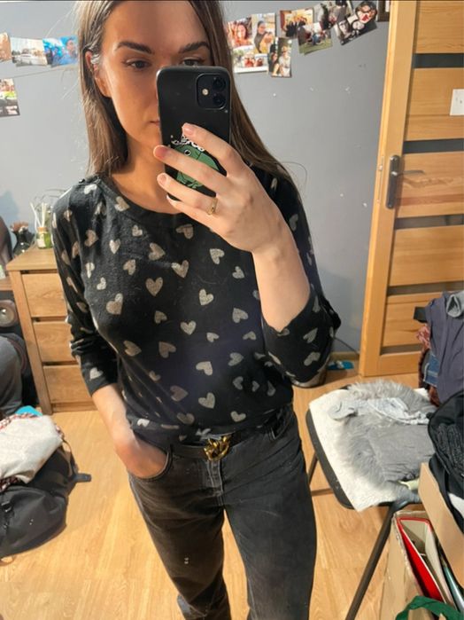 Czarny sweter w serduszka