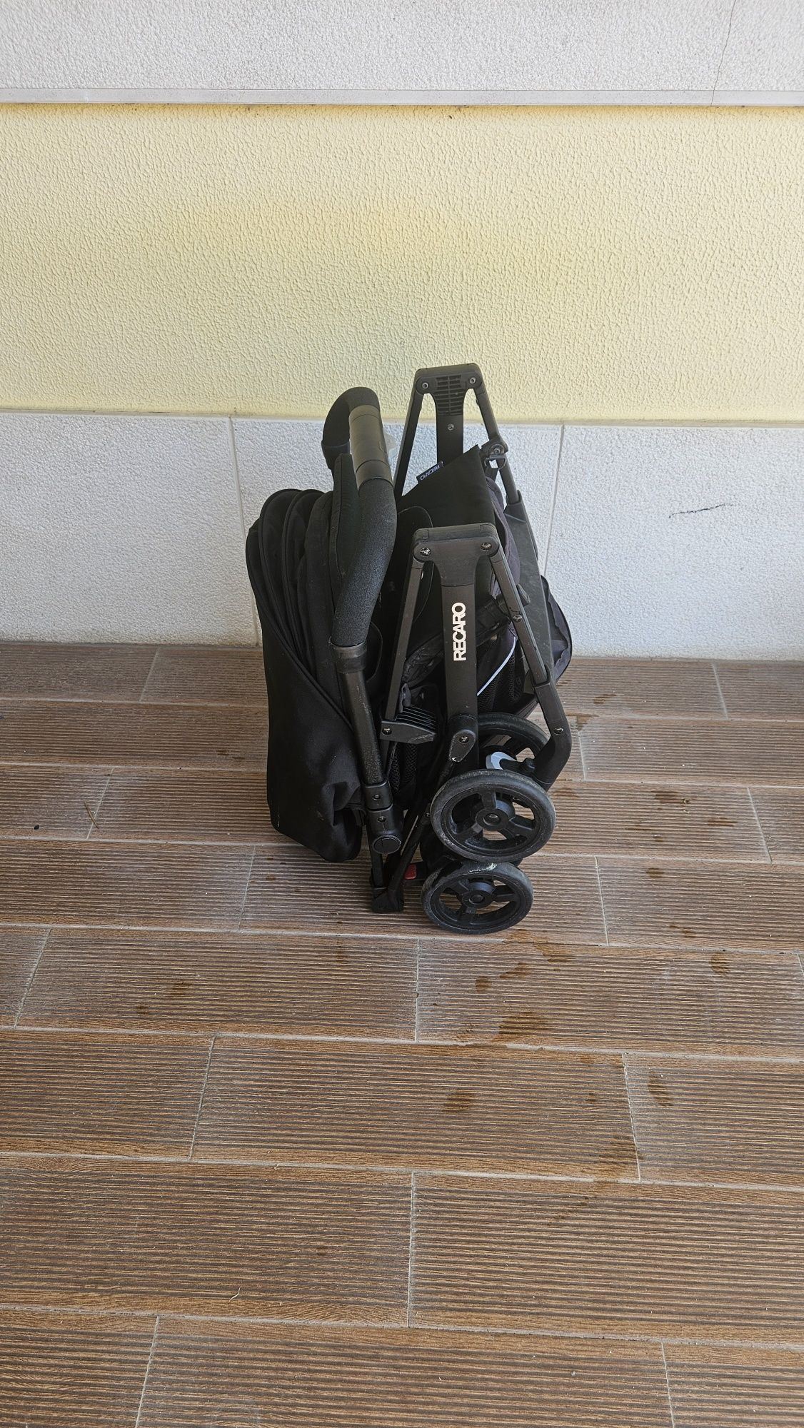 Carrinho de bebê Recaro– Dobrável e leve