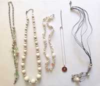 Conjunto de colares, brincos e pulseiras