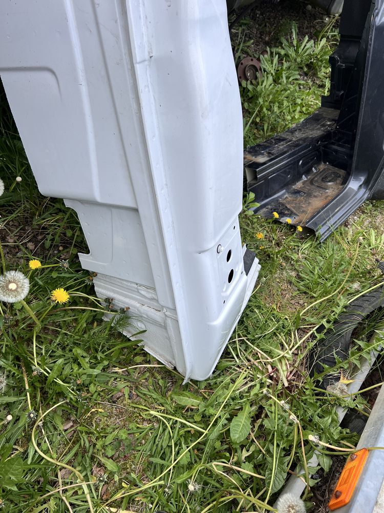 Słupek prawy ćwiartka prawa sprinter 907 kabina
