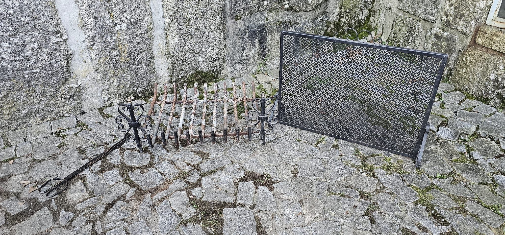Protetor de lareira e grelha de lareira.