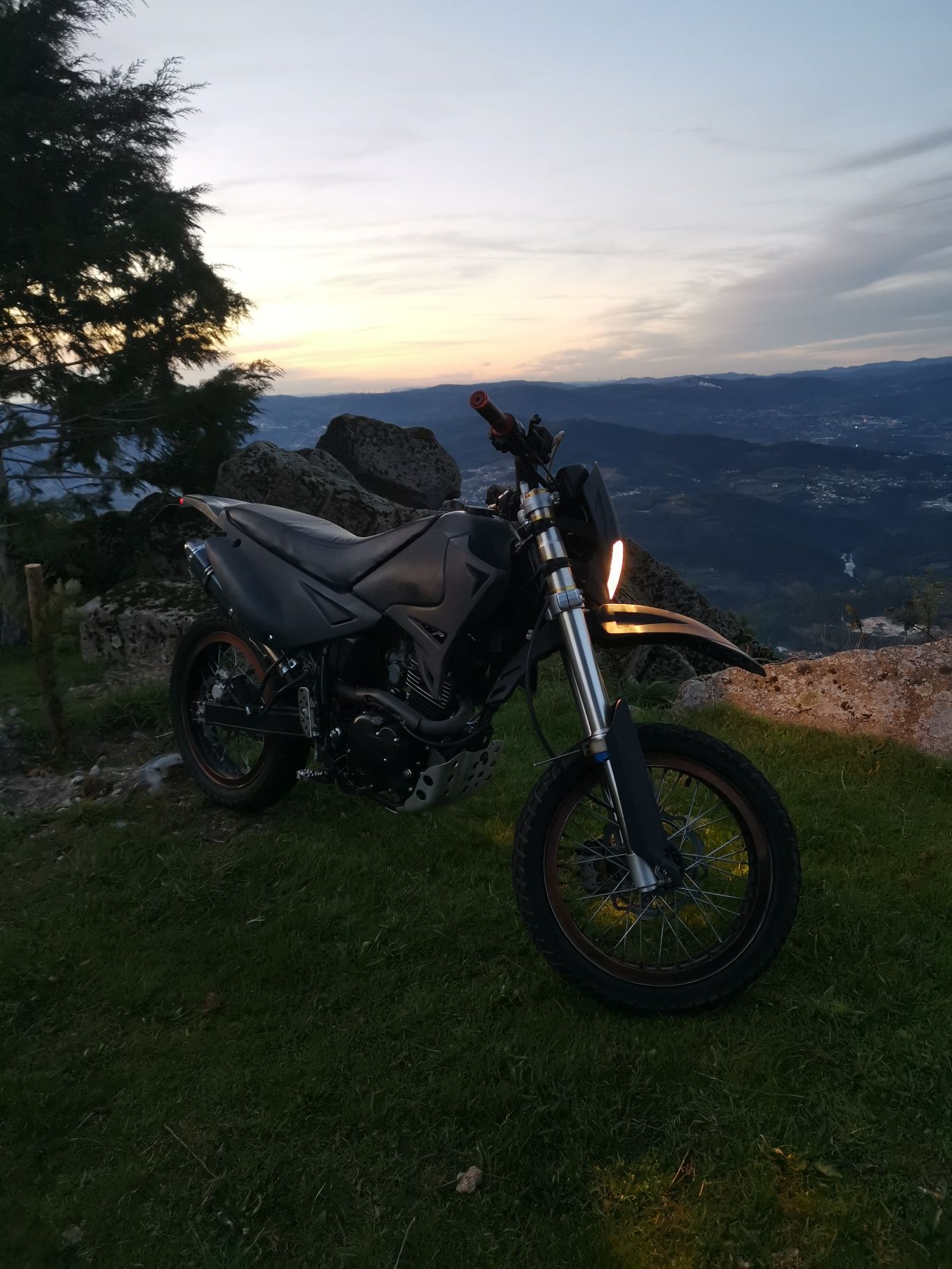 Vendo mota 125cc supermotard