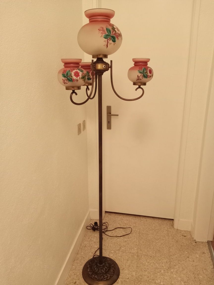 Candeeiro de pé pintado á mão