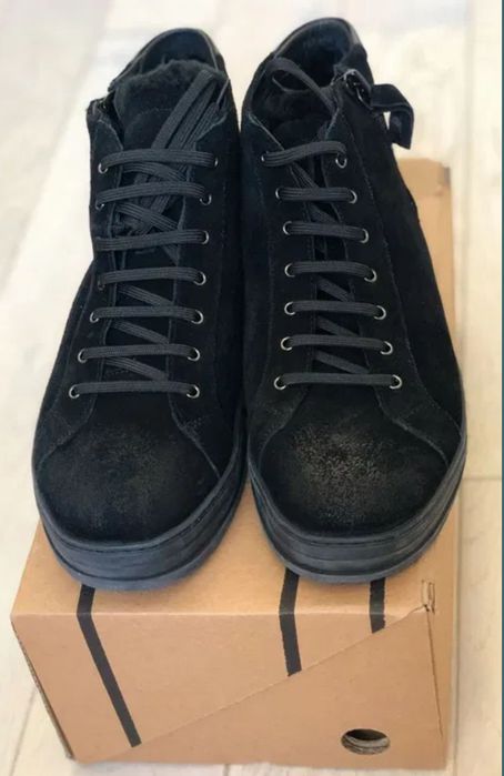 Черевики з натурального замшу з натуральним хутром всередині.