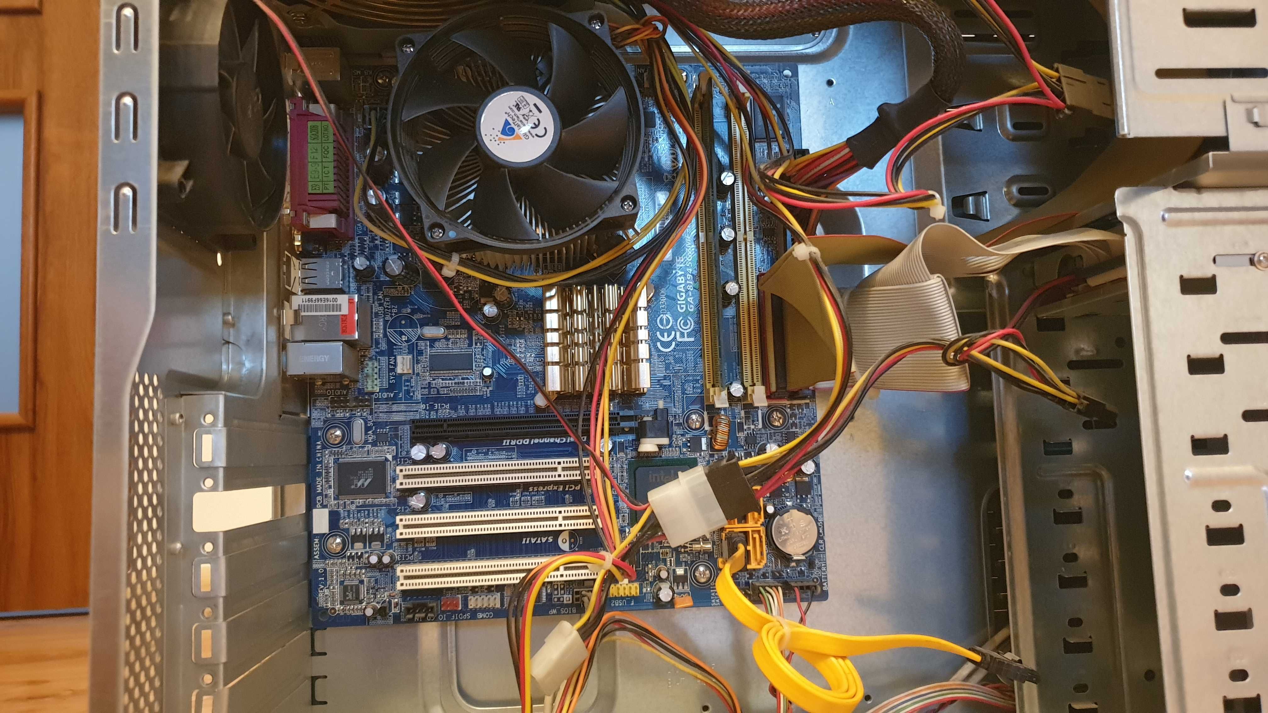 Stary komputer stacjonarny PC Qoltec 425W + Procek Intel + RAM 512MB