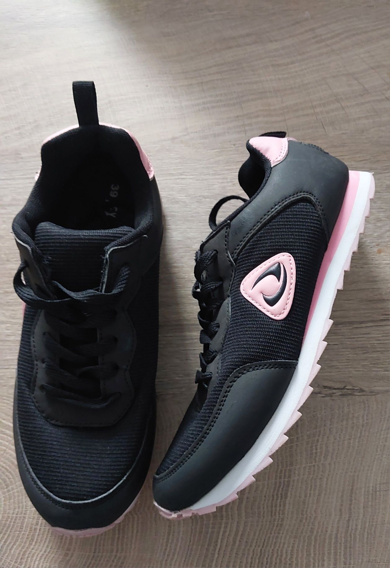 Buty sportowe czarno-różowe