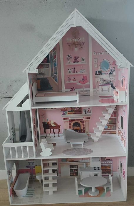 Drewniany domek + zestaw mebelków