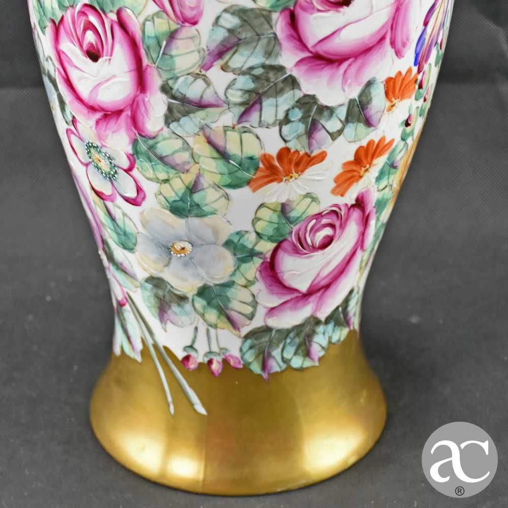 Raro pote Artibus, decorado com dourados e flores, pintado à mão