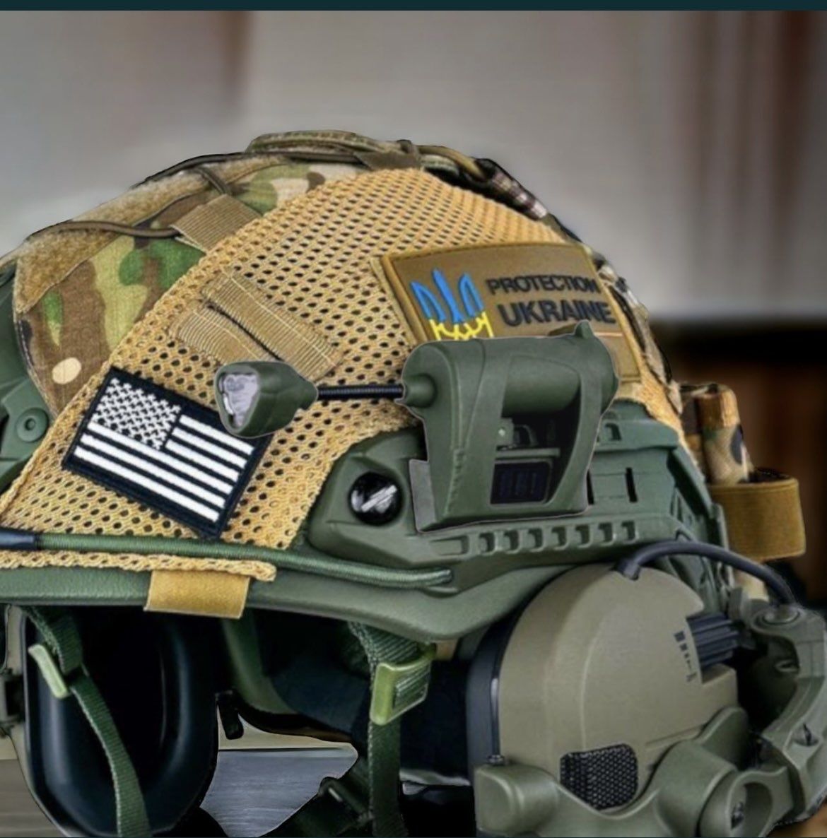 Тактичний ліхтарик на Шолом MPLS. Ліхтар військовий на каску.
