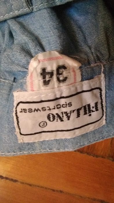 Bonita saia de ganga com aplicaçoes e bolsos