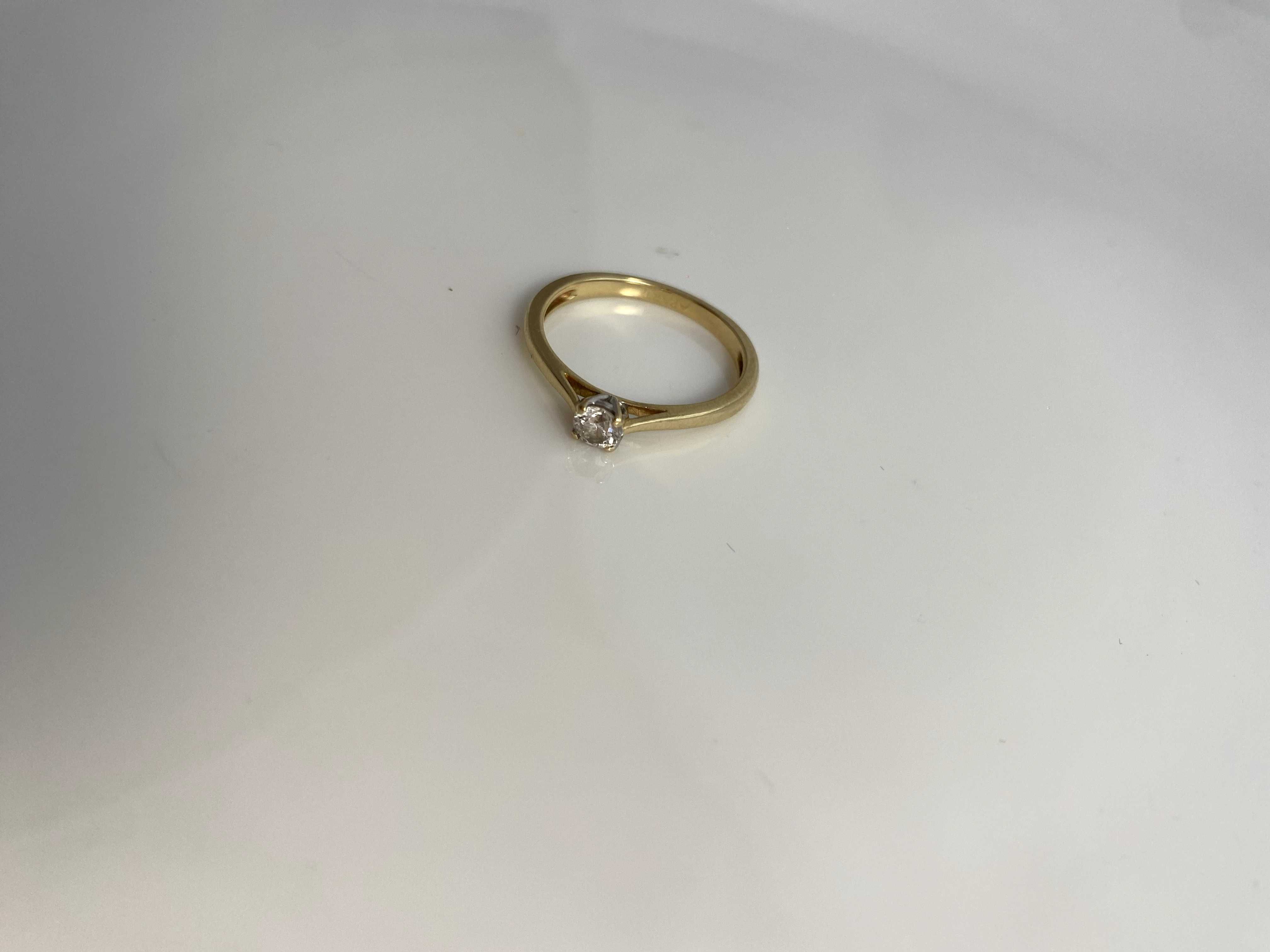 Złoty pierścionek z brylantem Au585 0.20ct APART z certyfikatem