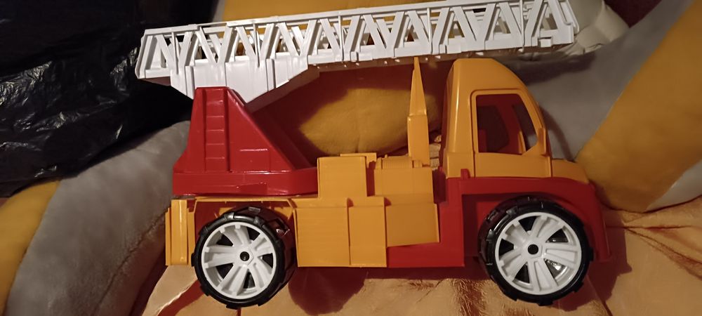 Огромная машина с лестницей