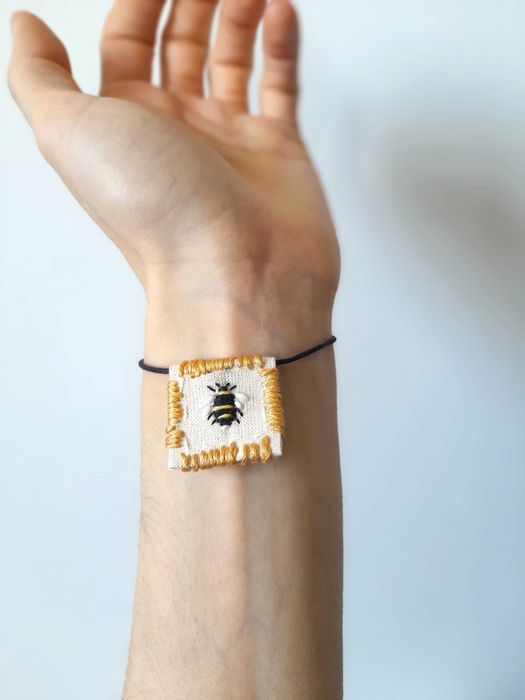 Pulseira bordada à mão, joia com abelhão, presente para amiga