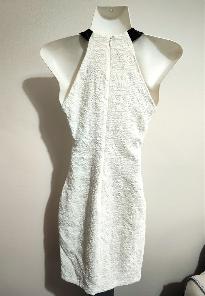Vestido Branco Tubo Zara trafaluc

Tamanho S preto do xs
É forrado, nã
