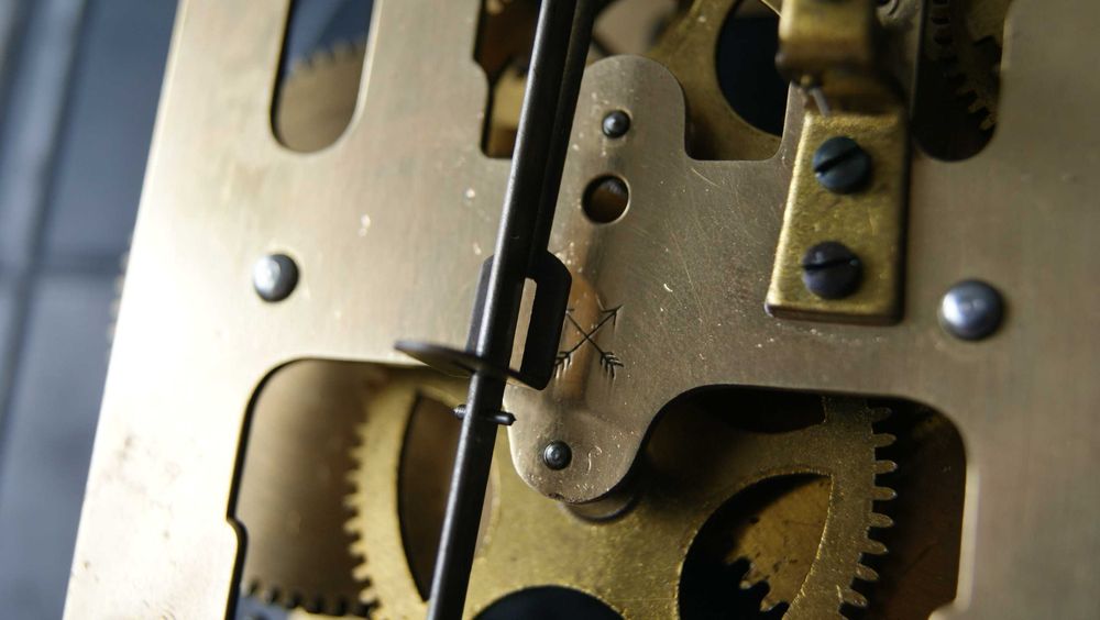 265 Zegar wiszący mechaniczny HAU antyk
