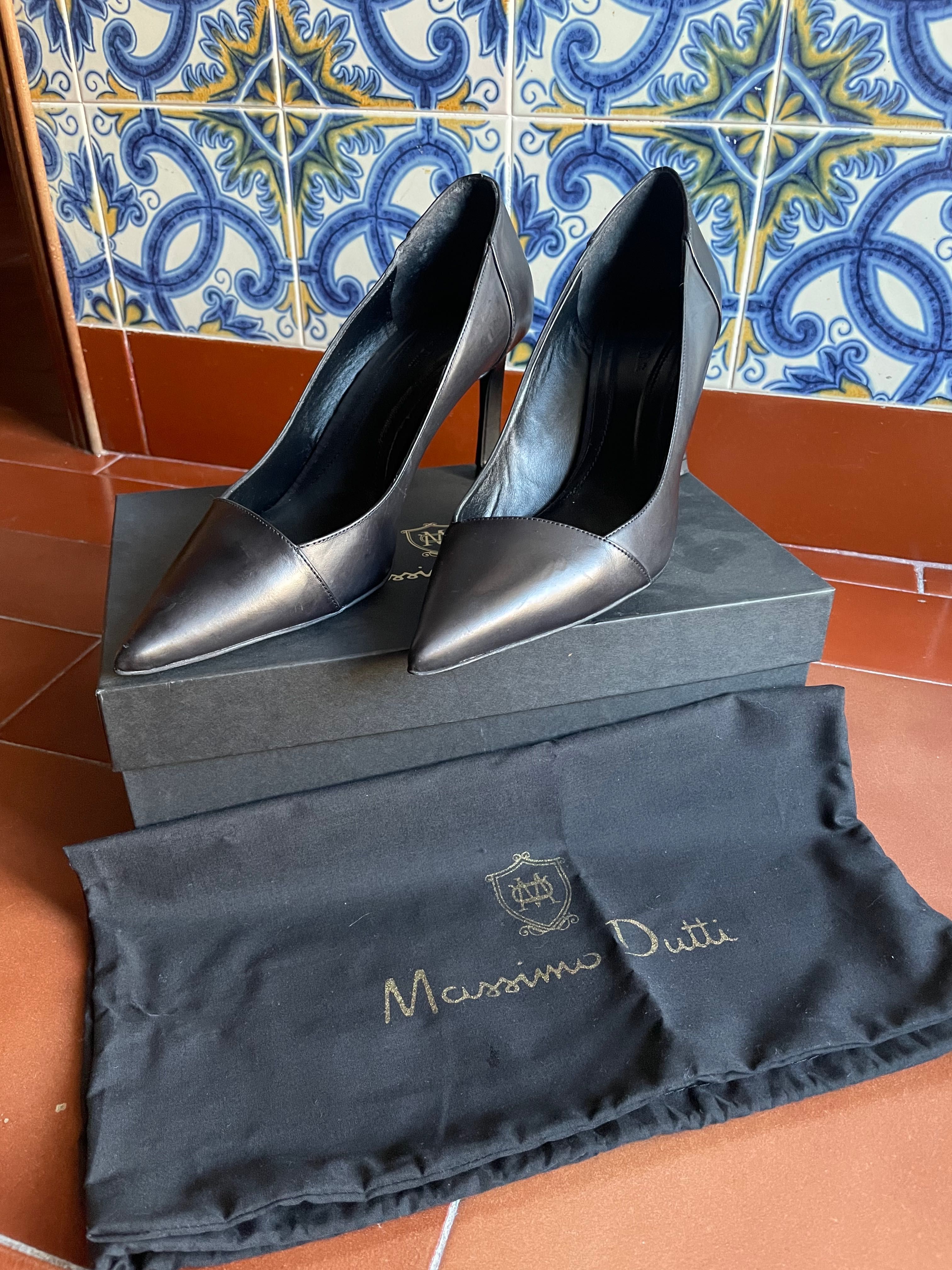 Sapatos altos pretos em pele da Massimo Dutti