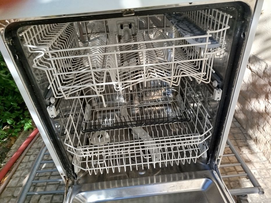 Máquina roupa e máquina loiça.