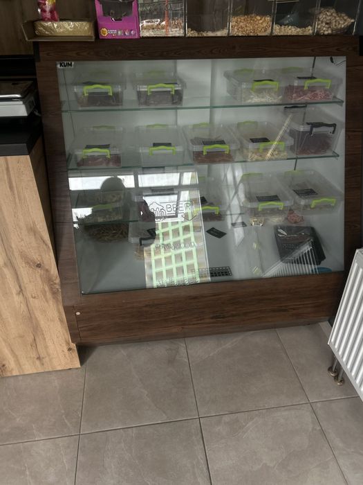 Холодильна вітрина, ваги торгові, стелажі, стіл