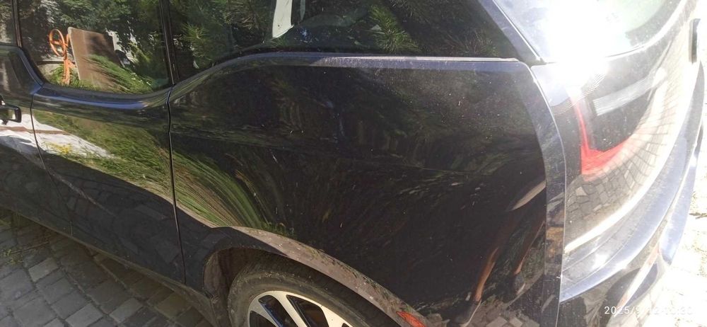 Продам крила та двері до BMW I3