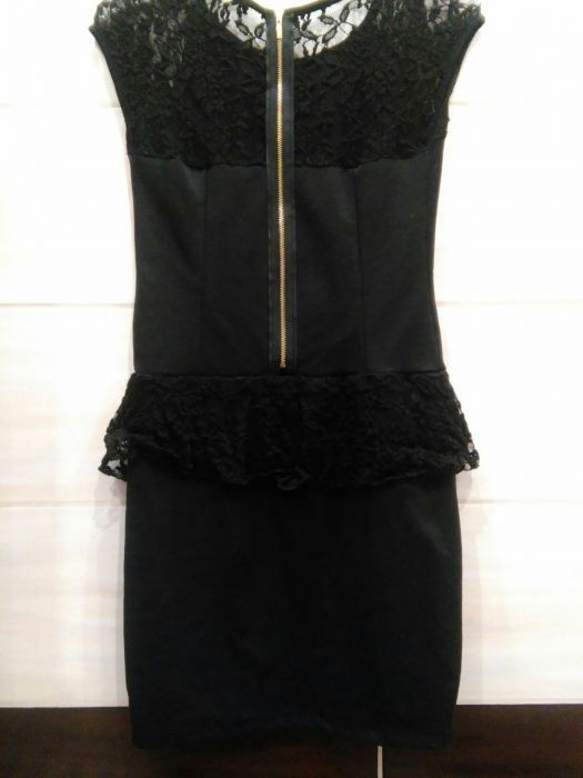 Sukienka czarna z koronkową baskinką r.s