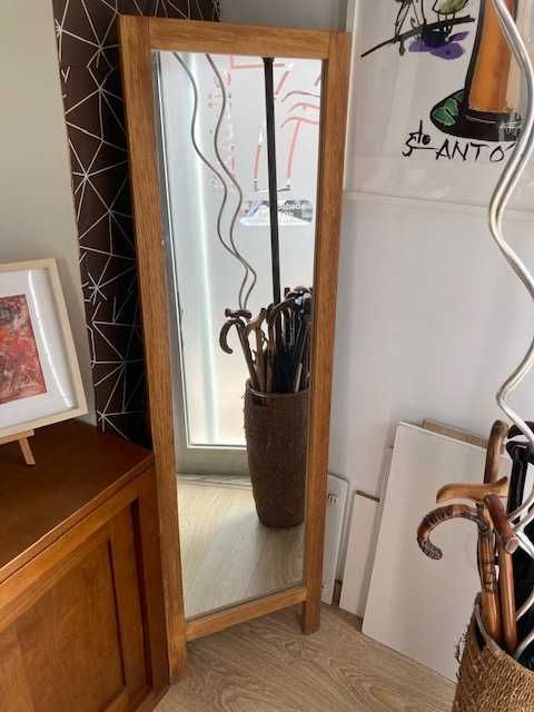 Espelho alto de madeira