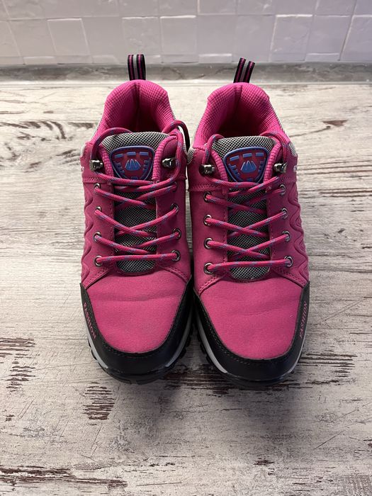 Високі кросівки. Черевики 40 р. Комфортні для походів та прогулянок