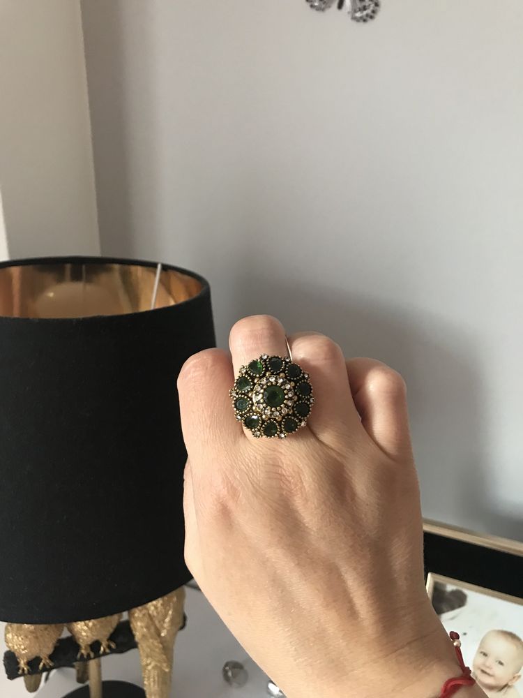 Pierścionek Retro w kolorze srebra kamienie zielone