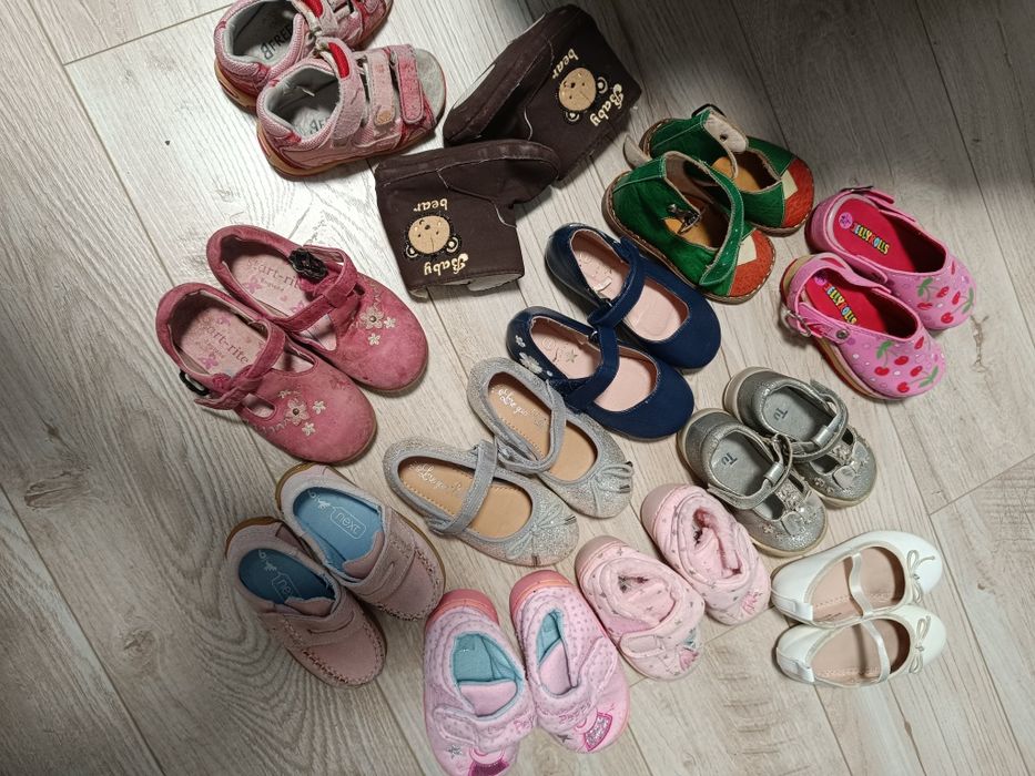 Шапки, носки, обувь, трусики от 0-3 лет.