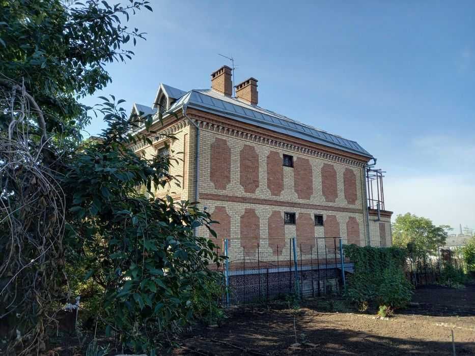 Будинок с дiлянкою 10.7 соток , з гаражем, та пiдвалом