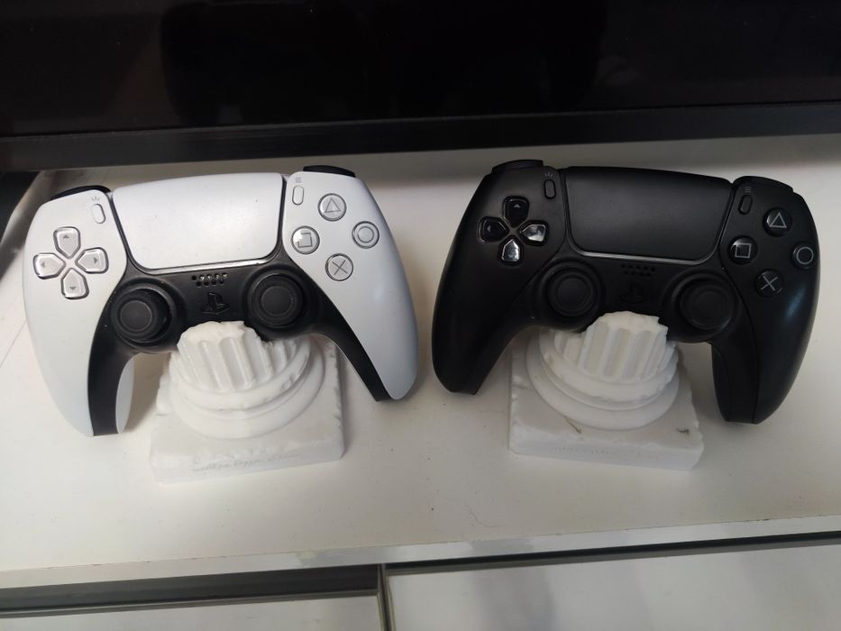 PlayStation 5 Slim (napęd) + 2 pady + gry Avatar, Ghost of Yotei