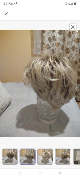 Nowa peruka, wyjątkowy cel  raty za pomnik dla mamy