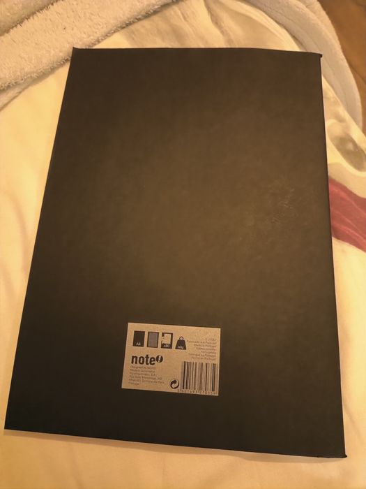Caderno A4 preto com caveiras - NOTE