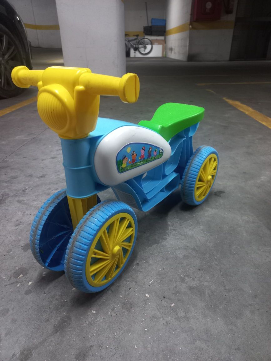 Triciclo quase novo