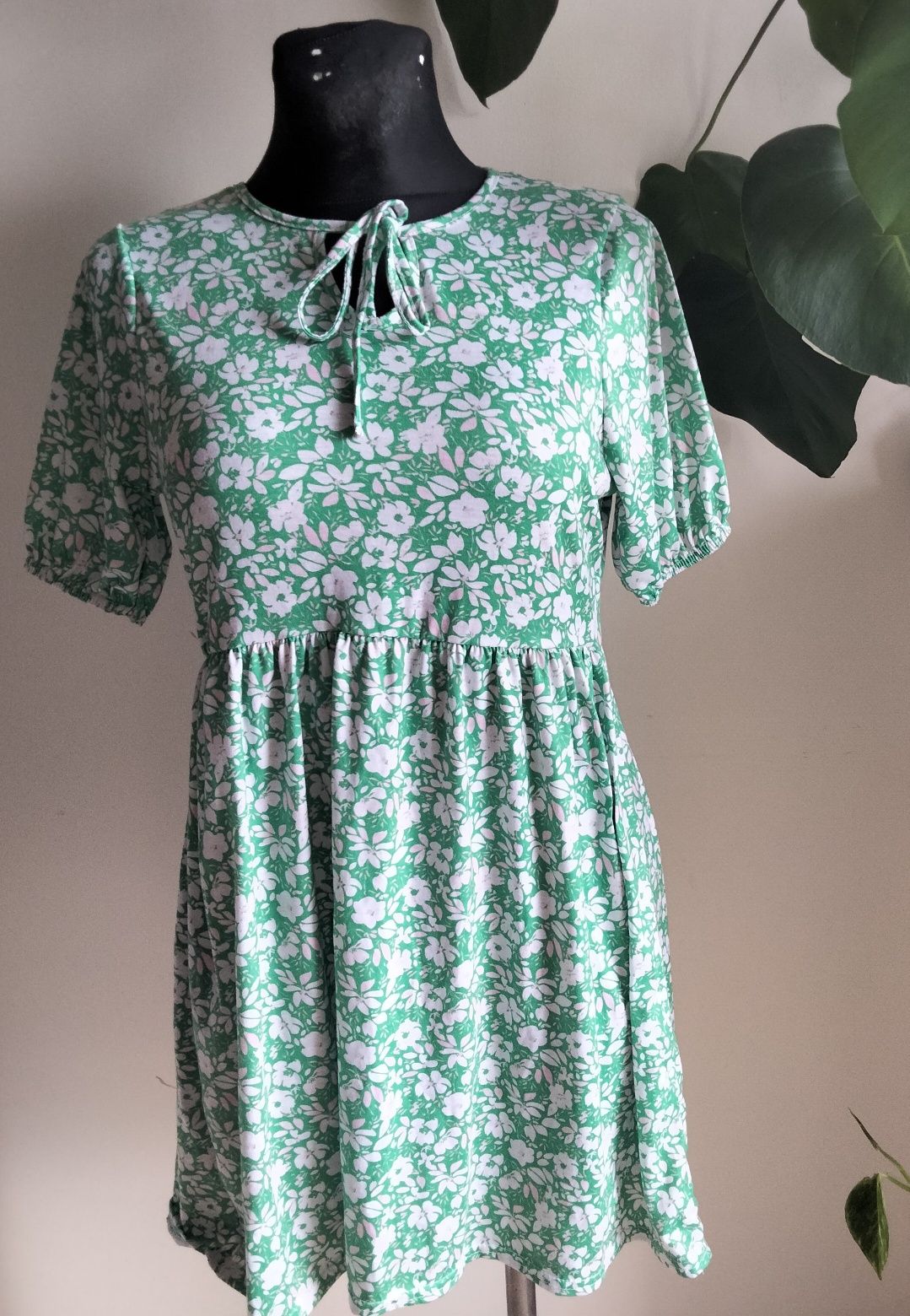 Zielona sukienka w kwiaty w rozmiarze XXL firmy Boohoo