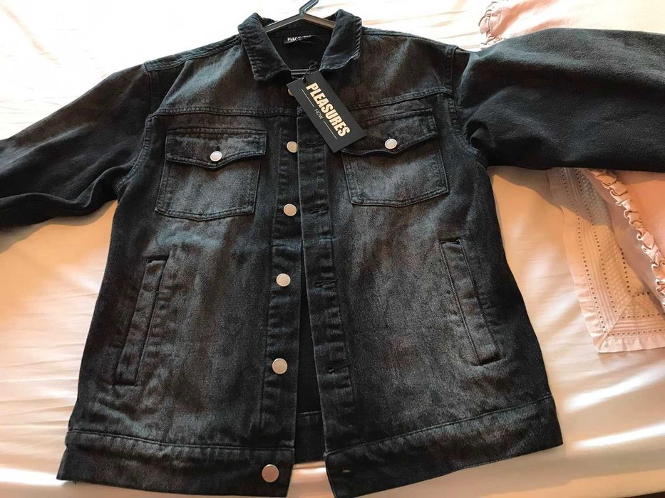 Casaco de ganga completamente novo da marca Pleasures.